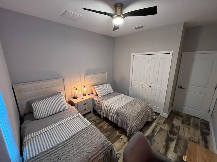 ROOM 3 - 2 TWIN BEDS