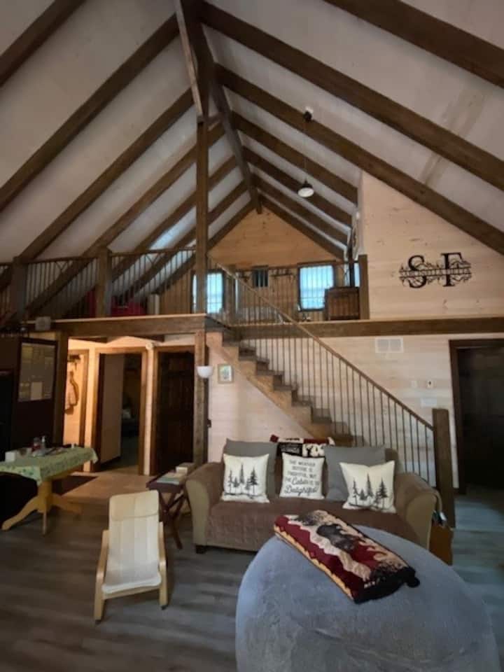 พื้นที่นั่งเล่นที่สะดวกสบายพร้อมวิวห้องใต้หลังคา