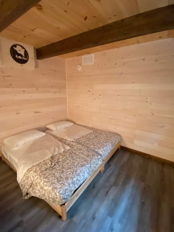 ห้องนอนส่วนตัวพร้อมเตียงแฝดแบบแยกส่วน (มีเตียงเด็กอ่อนหากจำเป็น)