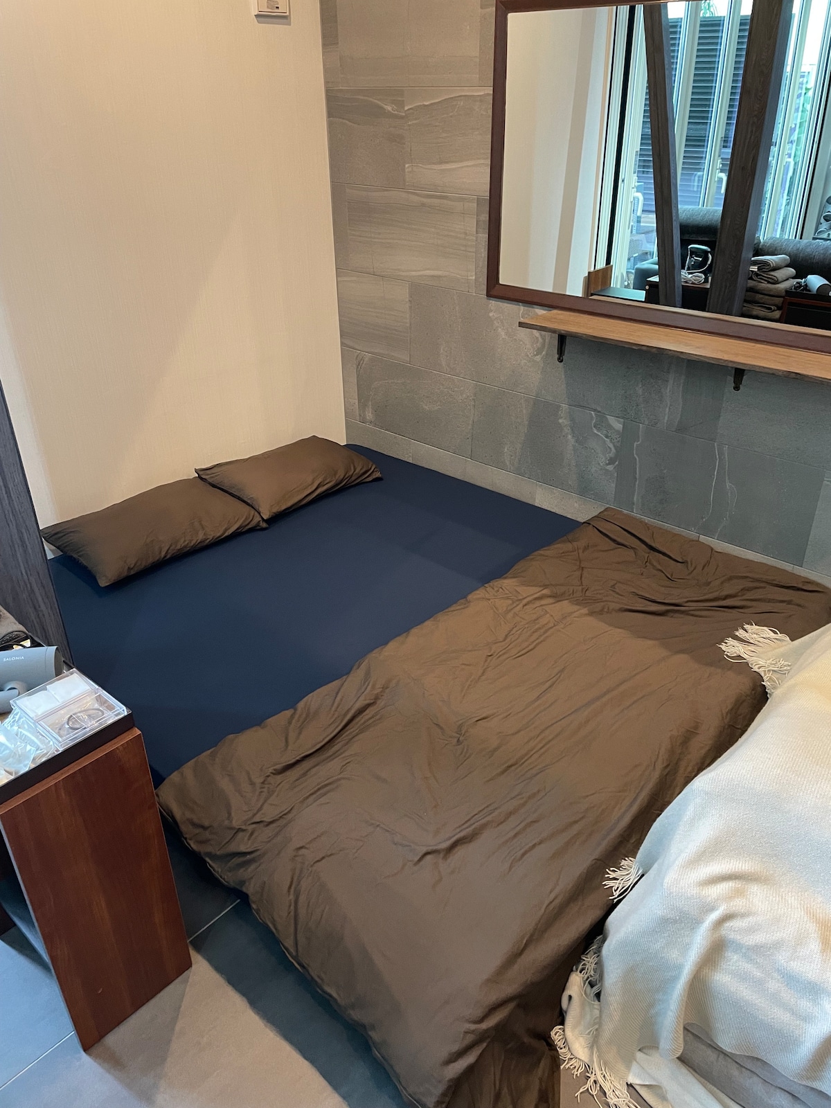 ★Living room and bedroom (bed space)★ 
1 queen size (mattress) in our facility
It will be 1 single mattress.
Feel free to use the couch sofa.