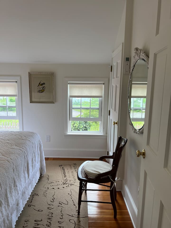 Спалнята с двойно легло queen size разполага с килер и бюро за съхранение.  Индивидуално отопление/климатик.