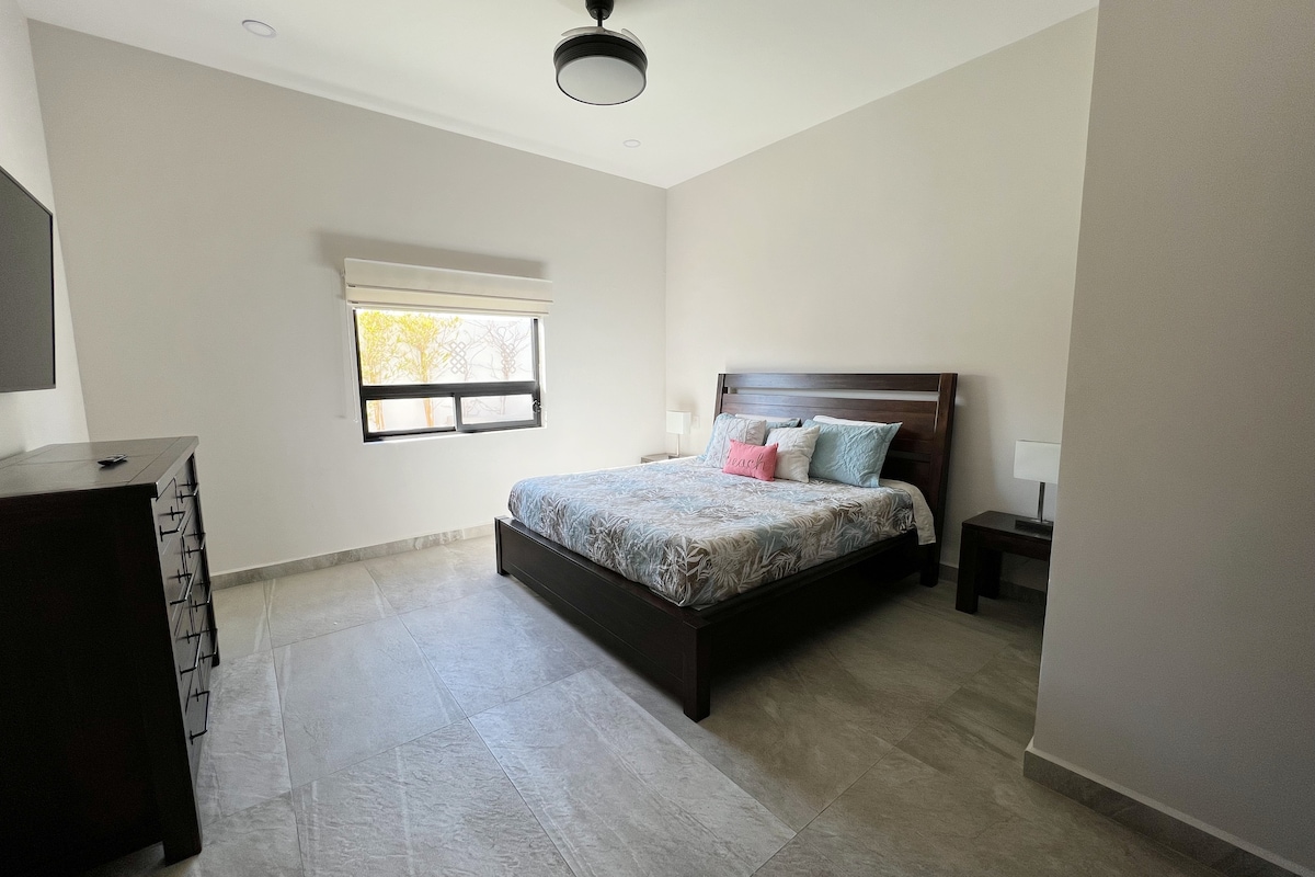 キングスイート# 1はメインフロアにあります。 すべての寝室にはスマートテレビが備わっています。 