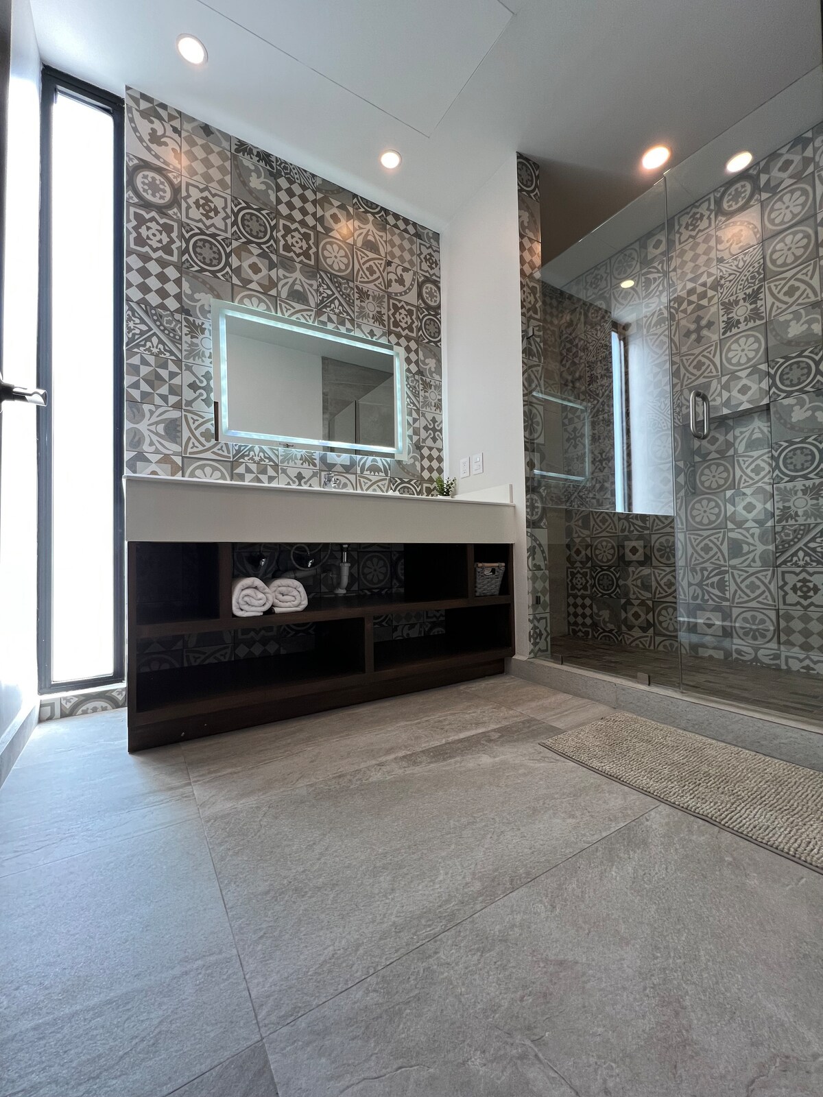 すべてのキングスイートには広々としたバスルームがあり、広いシャワーとトイレルームがあります。 メイク落としの布、シャンプー、コンロ、ボーウォッシュをご用意しています。 