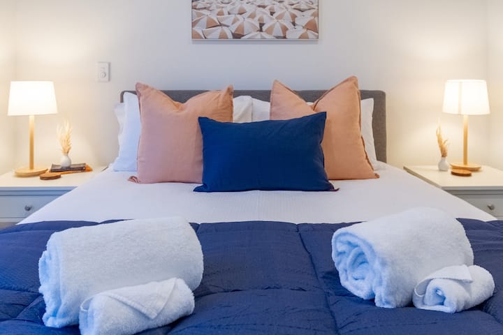 ห้องนอนชั้น 2 ที่หรูหราและได้รับการออกแบบมาอย่างดีพร้อมเตียงควีนไซส์