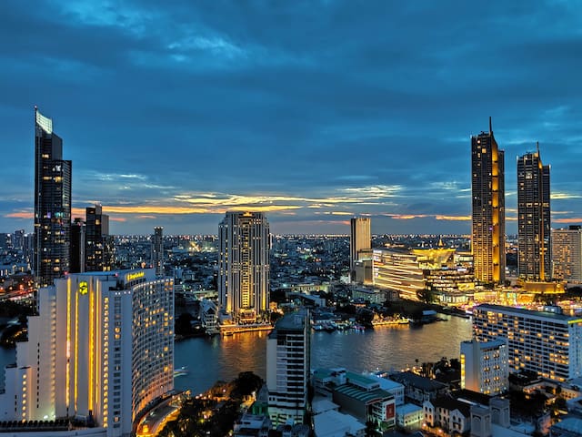 landmark skyscraper BTS Saphan Taksin Iconsiam
