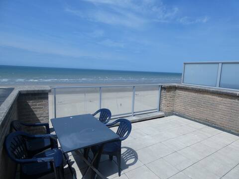 Top performing Airbnb: 2-room studio 2 terraces Quiet required in Koksijde