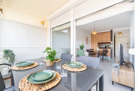 Bright and comfortable apartment with WiFi, 500 meters from the beach