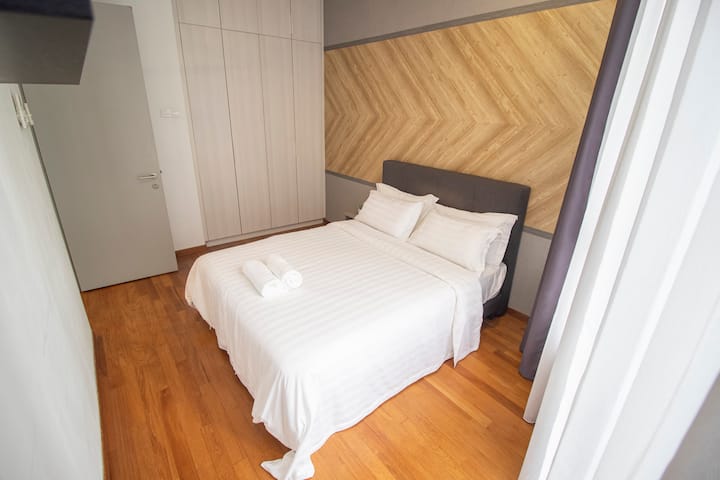 Queen bed for 2 pax in second bedroom