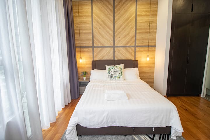 Queen bed for 2 pax in master bedroom