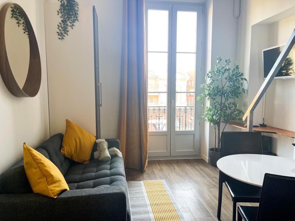 Successful Airbnb property: On the rooftop of the Nice Opera - balcony with sea view and AC in Vieux Nice