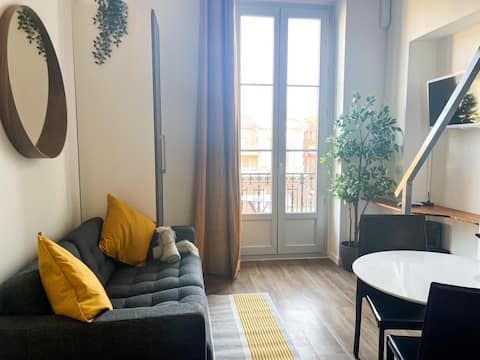 Successful Airbnb property: On the rooftop of the Nice Opera - balcony with sea view and AC in Vieux Nice