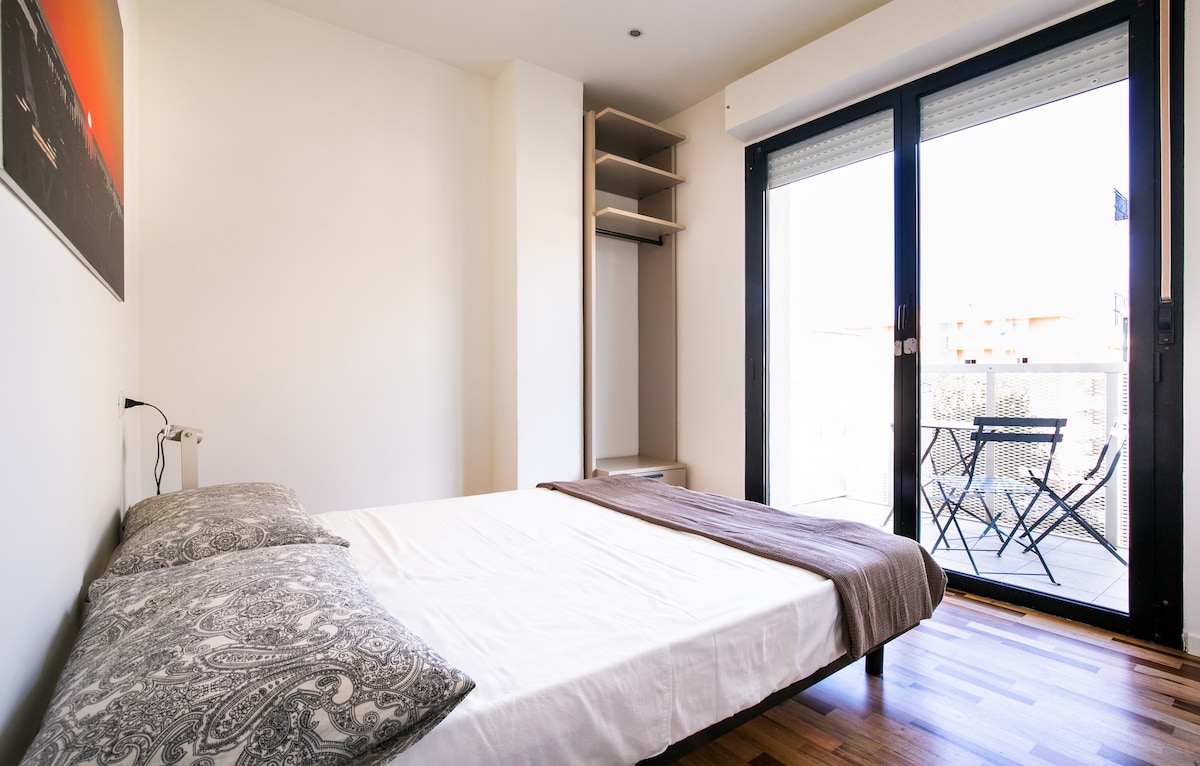 房间配有一张舒适的加大双人床。