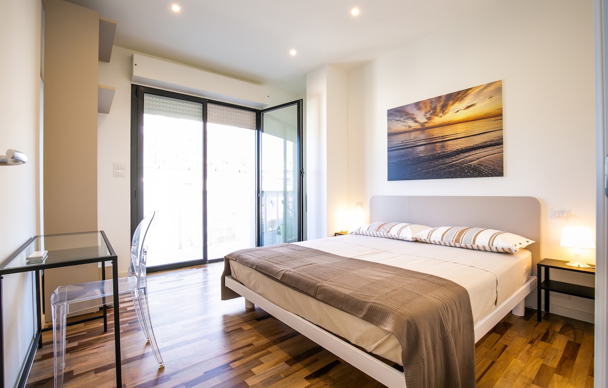 双人房，配有舒适的衣柜和桌子。