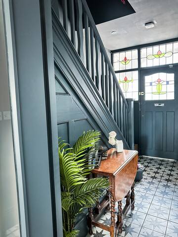 Spacious family home with hot-tub & garden gallery image 4