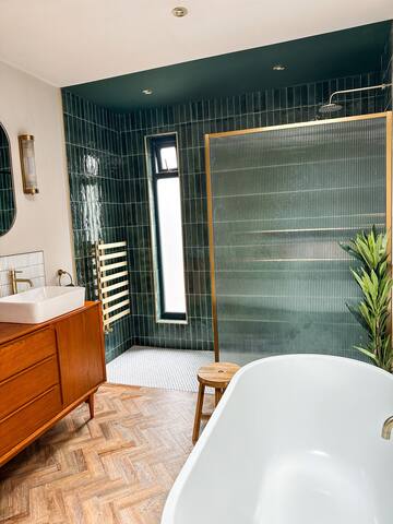 Spacious family home with hot-tub & garden gallery image 5