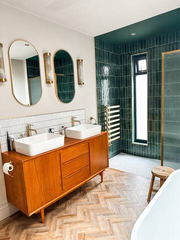 Spacious family home with hot-tub & garden gallery image 3