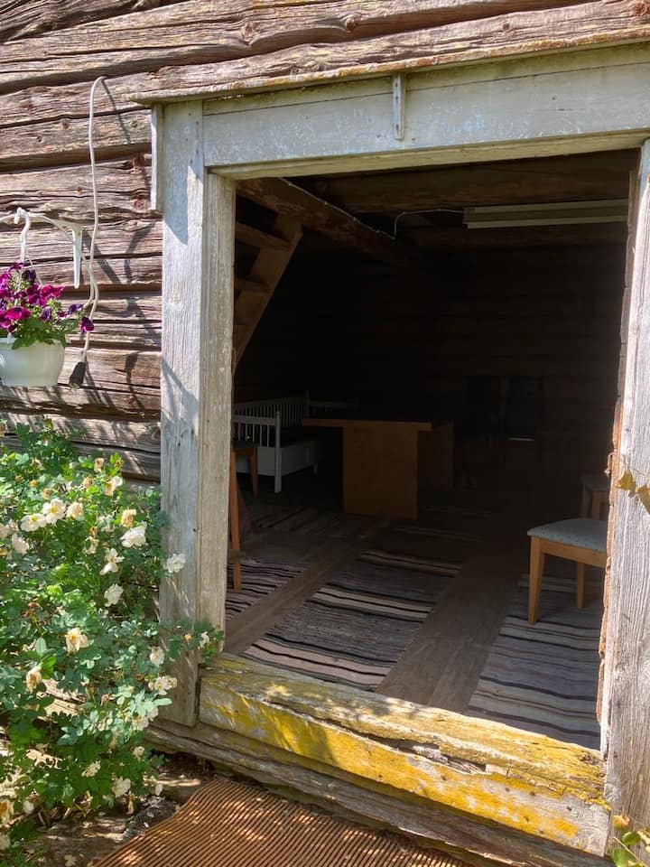 Vanha Aitta Maatilan Pihassa - Isokyrö