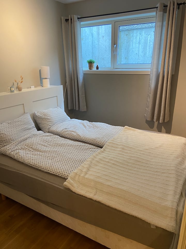 Спална соба со брачен кревет (широк 140 см)