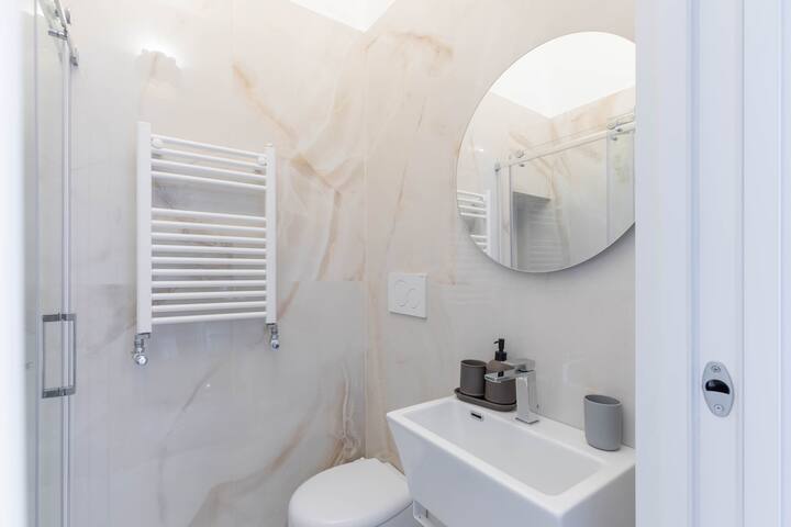 iFlat Pantheon’s shiny apartment gallery image 5