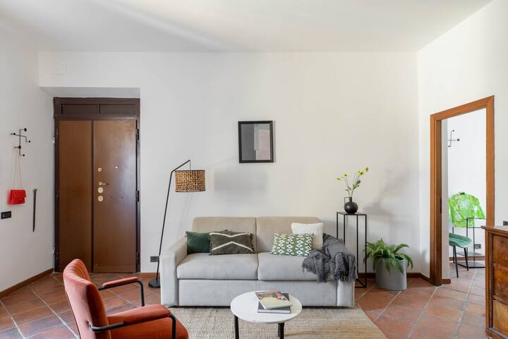 iFlat Pantheon’s shiny apartment gallery image 3