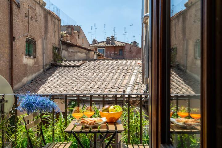 iFlat Pantheon’s shiny apartment gallery image 2