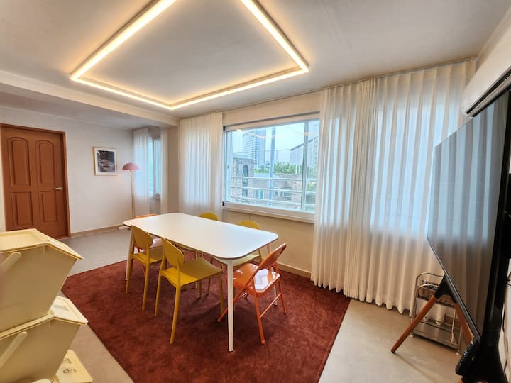 * [Sinchon Station/Ewha Womansa Station] * Open/8minute walk from Ewha