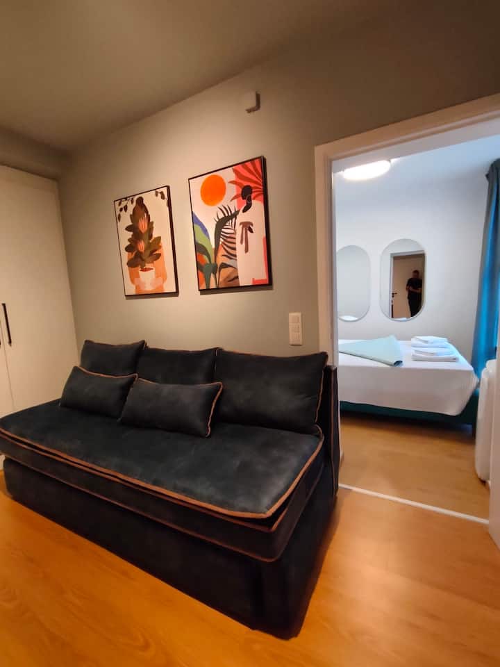 โซฟาสำหรับผู้เข้าพักคนที่ 3
พื้นที่นั่งเล่น
และตู้เสื้อผ้าแบบแช่แข็งขนาดเล็ก
