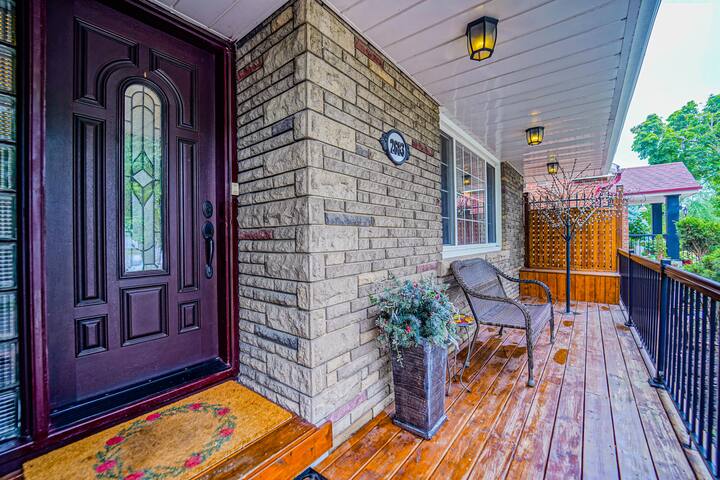 Newly cozy beauty house huge backyard-Oasis in GTA gallery image 4