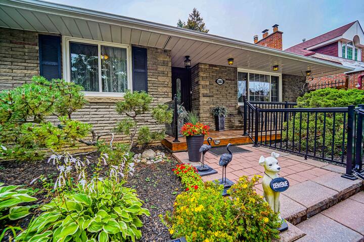 Newly cozy beauty house huge backyard-Oasis in GTA gallery image 5