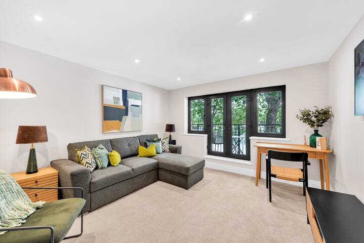 London Waterfront Townhouse near Jubilee tube line gallery image 3