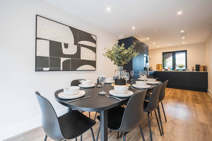 London Waterfront Townhouse near Jubilee tube line gallery image 2