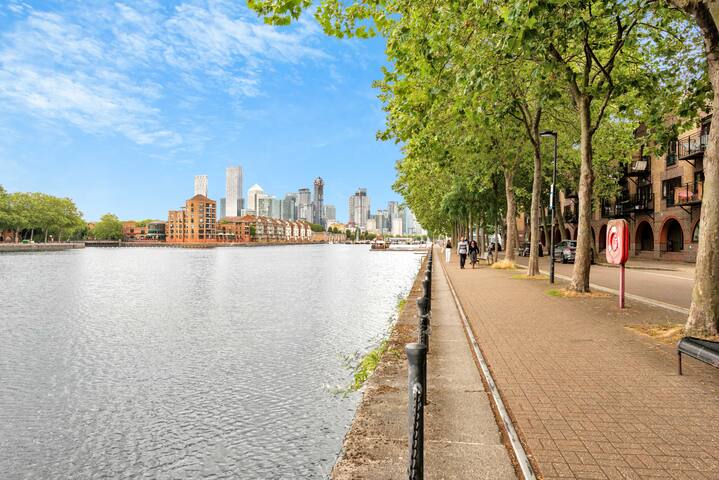 London Waterfront Townhouse near Jubilee tube line gallery image 5