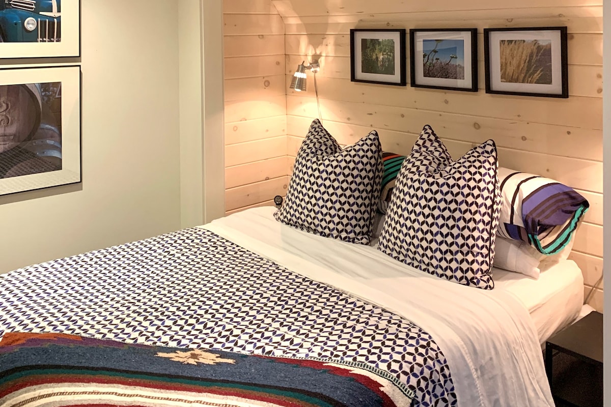 בחדר 4 יש מיטת קווין סייז עם 2 אנשים.