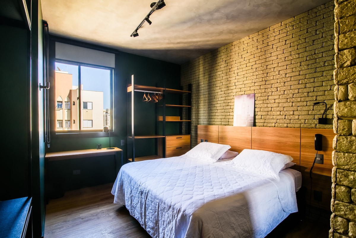 Chumba cha kulala mara mbili chenye kituo cha kazi chenye mwonekano mzuri. 