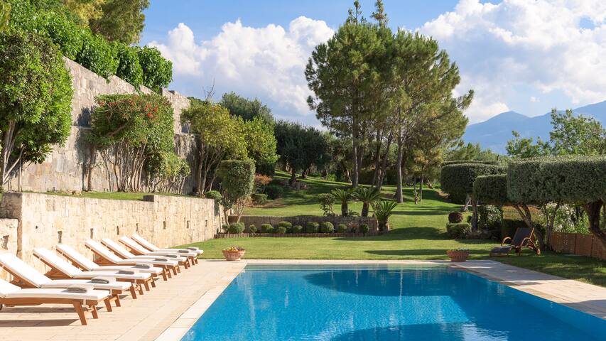 Malvazia Grand Estate, 4acre Private Land & Pool