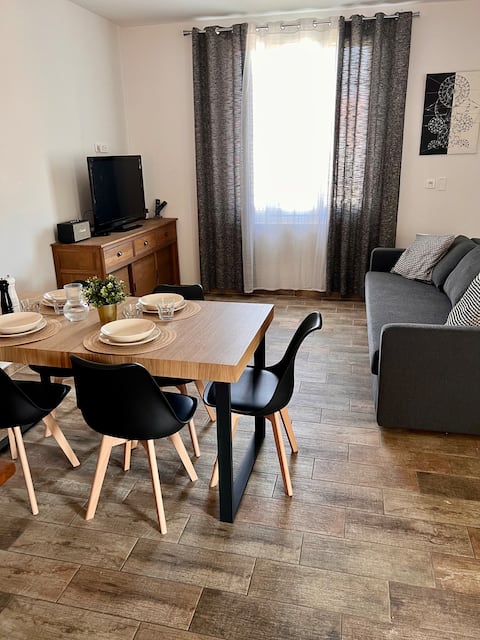 80m² T3 • A/C • Terrace • Parking • Near Airport