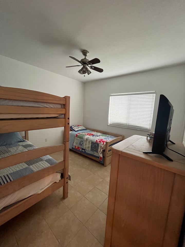 Სათადარიგო ოთახი - გასაშლელი საწოლი ერთადგილიანი საწოლის ქვეშ