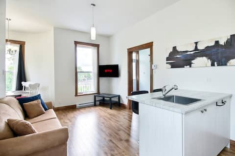 Top Airbnb: Le Roméo | Charm & Relaxation | BBQ | Outdoor Fire in Desjardins