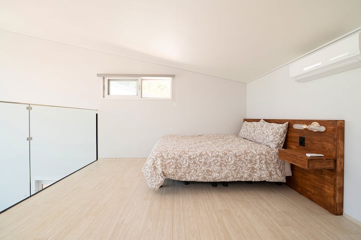 Il s'agit d'une chambre superposée lit queen
Il y a un climatiseur mural. C'est une
structure en duplex, mais la hauteur du sol du deuxième étage n'est pas étouffante.