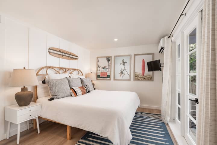 Godoro la kifahari na lenye starehe sana la ukubwa wa King na mito ya povu la kumbukumbu huhakikisha una usingizi mzuri wa usiku. Kitengo cha AC kilichowekwa hivi karibuni kinakufanya ulale kwenye joto kamili. 