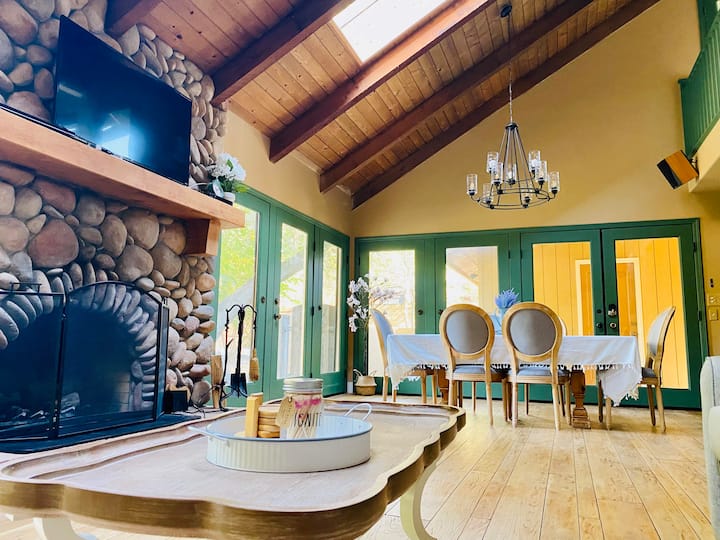 Седи на тренерот со отворен поглед на просторот во дневната соба. 