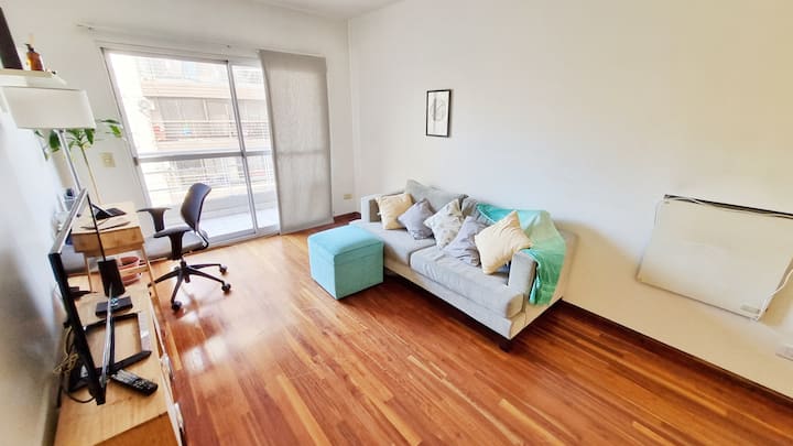 Მისაღები ოთახი + ორ ადგილიანი სავარძელი ფეხის საკიდით + ტელევიზორი 50¨ + კონდიციონერი ბუნებრივი განათება + ბალიშები.