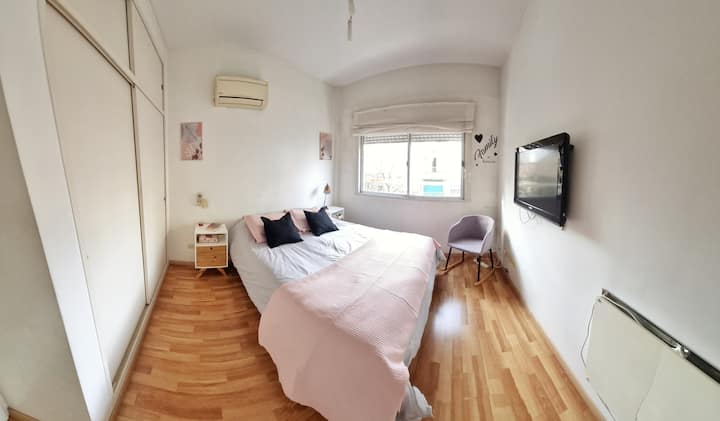 Master bedroom + Queen double bed + bed + smart tv + კონდიციონერი + გარე ფანჯარა მზე + rocking თავმჯდომარე + დიდი ბუხარი.