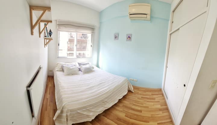 Მეორე საძინებელი + ორადგილიანი საწოლი + თეთრეული + A/C + გარე ფანჯარა მზით + დიდი ბუხარი.
(ასევე, შეგიძლიათ გამოყოთ საწოლი და შექმნათ 2 ცალკეული საწოლი)