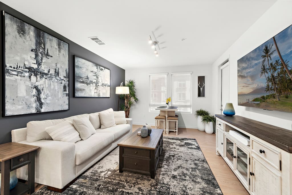 Airbnb Luxurious Retreat in the Heart of Urban Bliss