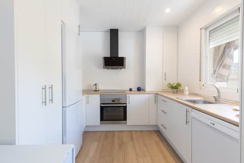 Pool, free parking, 15 minutes from Alhambra