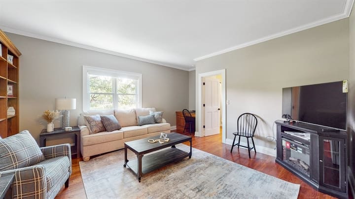 Библиотека  с разтегателен диван 