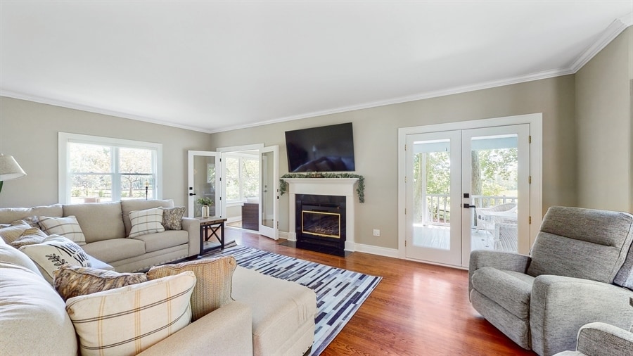 Sala con TV montada y chimenea 