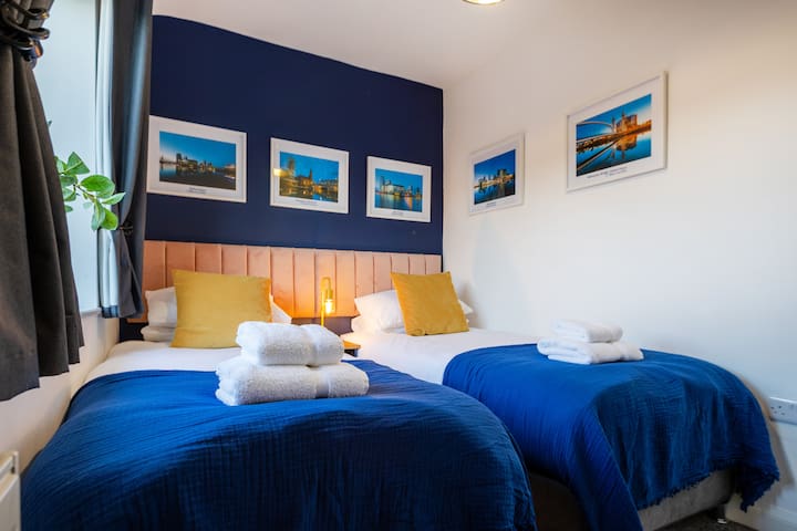 The Heart-Cosy 3 bedroom house with Drive & Garden