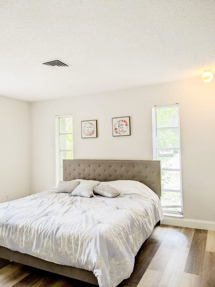 Спалня #1: Легло тип Кинг и столче